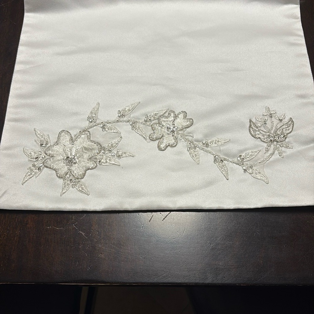Elegant White Floral Table Runner